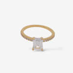 Anillo (5 x 7 mm) Compromiso c/ Zircon Rectangular 4 Prongs & Aro c/ Zircones Pave (1.50 mm) - Oro Amarillo 18Kts