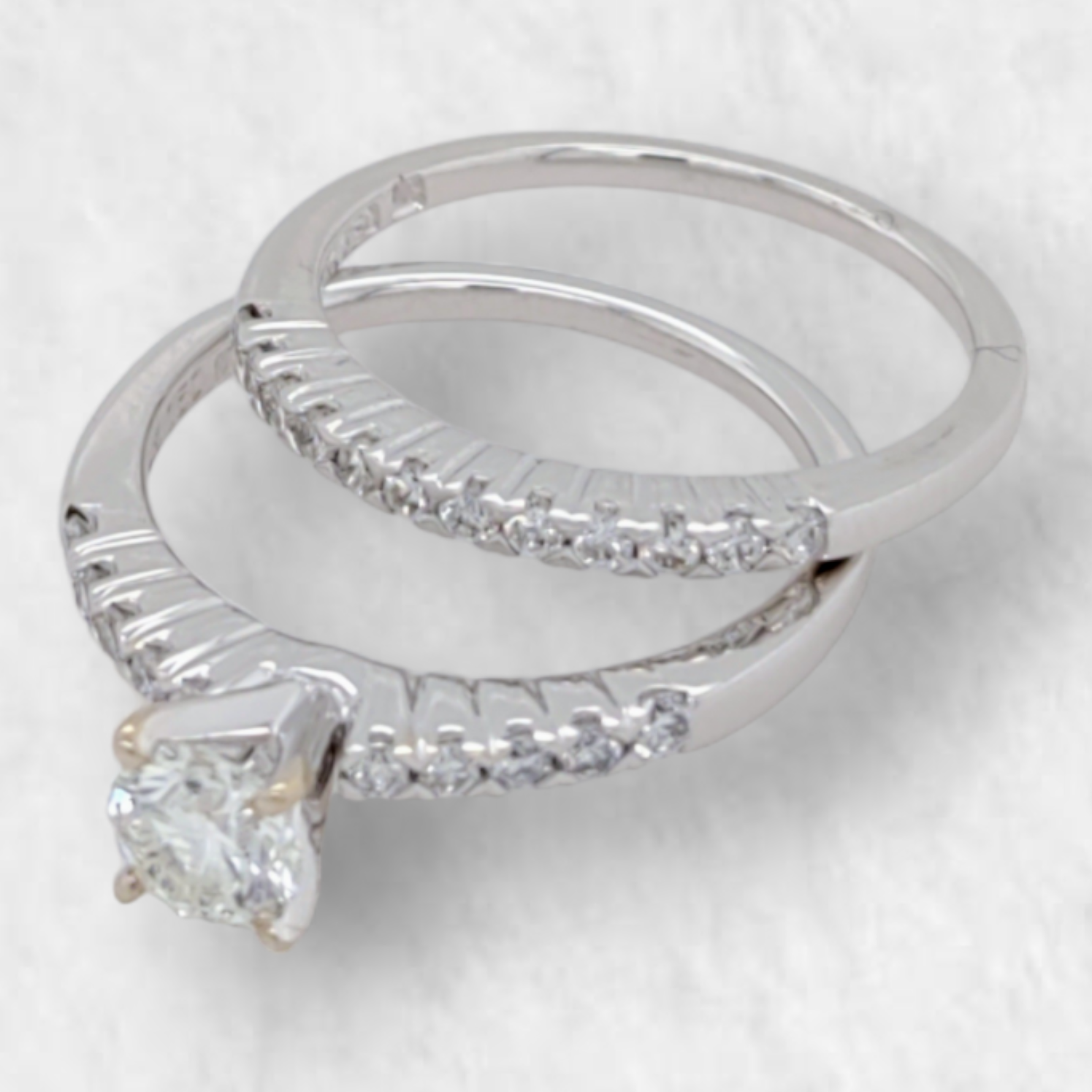 PhotoRoom-20230330_143514-e1680203121596.png Set Anillos Compromiso & Matrimonio c/ Diamantes Pave & Diamante Central - Oro Amarillo 18Kts - Image 1