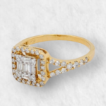 Anillo Compromiso Baguette c/ Halo Diamantes - Oro Amarillo 18Kts