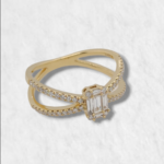 Anillo 2 Lineas Cruzadas c/ Diamantes y Rectangulo c/ Baguettes- Oro Amarillo 18Kts