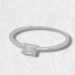 Anillo Fino c/ Diamante Rectangular - Oro Blanco 18Kts