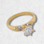 Anillo Compromiso Aro Twist c/ Zircones & Zircon Central - Oro Amarillo 14Kts