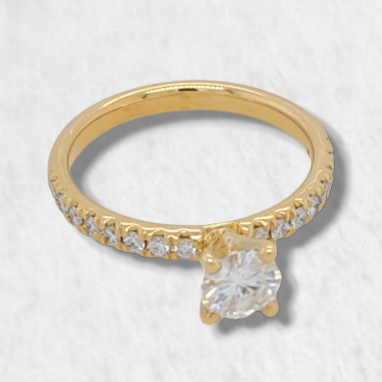PhotoRoom-20231109_171242-e1699569836743.png Anillo Compromiso c/ Diamantes Pave & Moissanite Central - Oro Amarillo 18Kts - Image 1