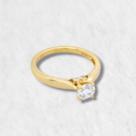 Anillo Compromiso c/ Diamantes Laterales & Diamante de Laboratorio Central - Oro Amarillo 18Kts