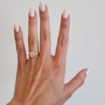 Anillo Compromiso c/ Diamante Central LG (0.50 Ct) & Halo Cushion Diamantes Naturales - Oro Amarillo 18Kts - Image 2