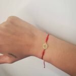 Brazalete Hilo Chino Rojo c/ Circulo (9 mm) c/ Trebol Calado & Esferas Terminales - Oro Amarillo 14Kts - Image 2