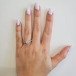 Anillo (1 Ct) Compromiso c/ Diamante c/ 4 Prongs & Aro de Diamantes Pave - Oro Blanco14Kts - Image 3