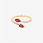 Anillo (0.10 Ct) Abierto Tu & Yo c/ 2 Rubies Gotas (0.30 Ct) & Aro de Diamantes - Oro Amarillo 14Kts