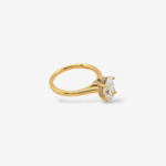Anillo (1.02 Ct) Compromiso Diamante Labgrown Certificado Oval c/ Cesta de Diamantes Pave - Oro Amarillo 18Kts - Image 2