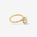 Anillo (1.93 Ct) Compromiso Diamante Labgrown Certificado Oval c/ Cesta de Diamantes Pave  - Oro Amarillo 18Kts - Image 2