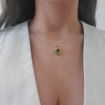 Dije (8.5 x 8.5 mm) Peridoto Cuadrado Facetado c/ Detalles en Diamantes (0.06 Ct) - Oro Amarillo 18Kts - Image 2
