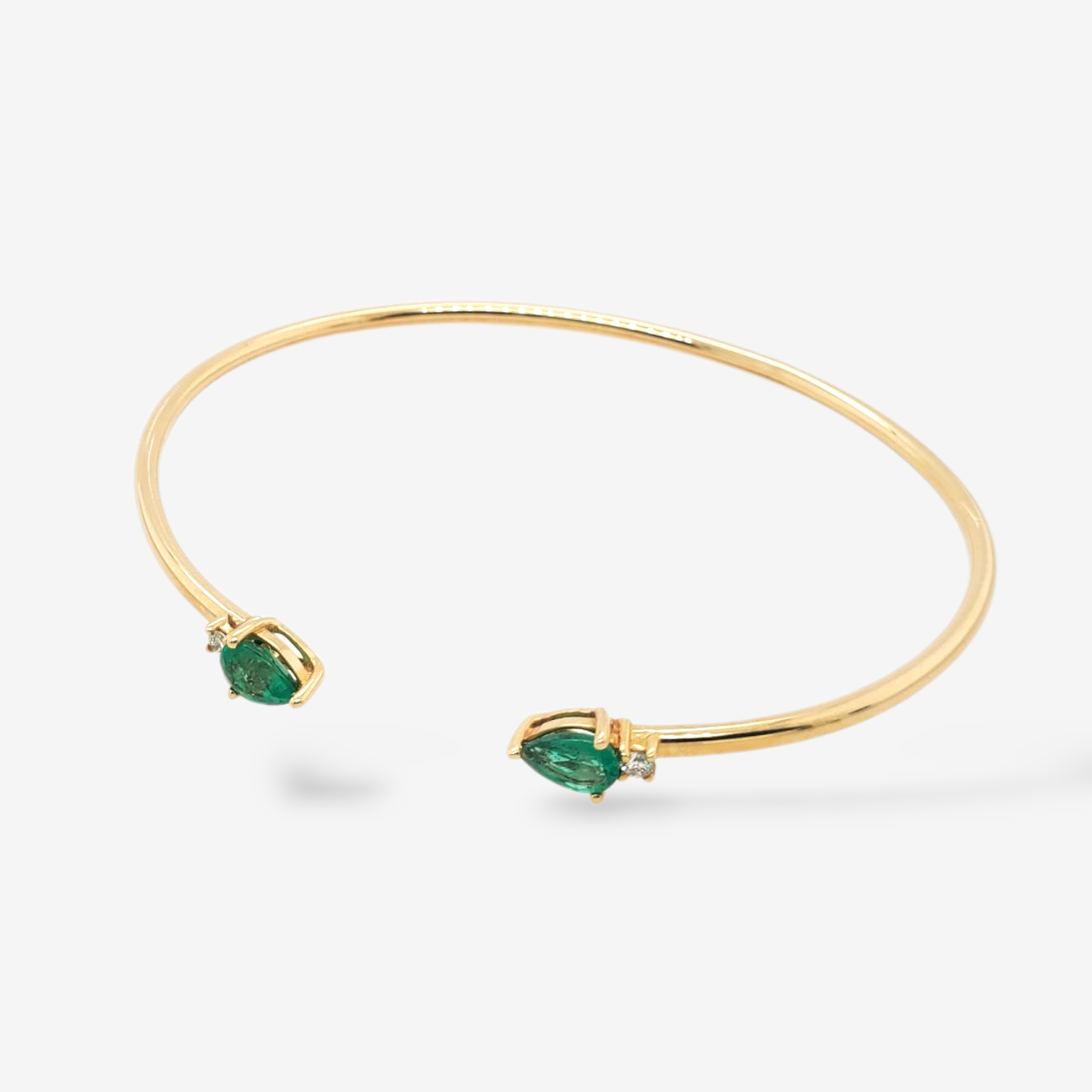 20251114_171812-1.png Pulsera (0.60 Ct) Bangle Abierta c/ Terminales Esmeraldas Gotas & Diamantes (0.08 Ct) - Oro Amarillo 14Kts - Image 1