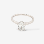 Anillo (0.80 Ct) Compromiso Labgrown Oval Hidden Halo 4 Prongs & 2 Diamantes Laterales - Oro Blanco 18Kts
