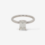 Anillo (1.01 Ct) Compromiso Labgrown Esmerald Hidden Halo 4 Prongs c/ Aro Liso (0.06 Ct) - Oro Blanco 18Kts