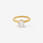 Anillo (1.01 Ct) Compromiso Diamante Labgrown Redondo c/ Cinta en V (0.46 Ct) Diamantes Pave - Oro Amarillo 18Kts