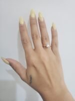 Anillo (1.01 Ct) Compromiso Diamante Labgrown Redondo c/ Cinta en V (0.46 Ct) Diamantes Pave - Oro Amarillo 18Kts - Image 2
