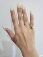 Anillo (3.65 mm) Pinky Ring Redondo c/ Esmeralda Oval Biselado (0.37 Ct) - Oro Amarillo 18Kts - Image 2