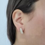 Huggies (16 mm) Anchos Reversibles (6 mm) c/ Diamantes Naturales Pavé (1.20 Ct) & Figuras Caladas - Oro Amarillo 14Kts - Image 2