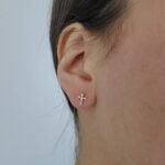 Zarcillos (7.3 x 5.2 mm) Screwback Cruz c/ Zircones Pave - Oro Amarillo 14Kts - Image 2