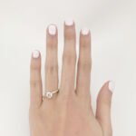 Anillo de Compromiso con Cintillo de Diamantes (0.18 Ct) y Zircon Central - Oro Amarillo 18 Kts - Image 3