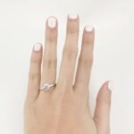 Anillo Compromiso Diamante LG (0.75 Ct) c/ Cintillo en V Diamantes Pave  - Oro Amarillo 18Kts - Image 2