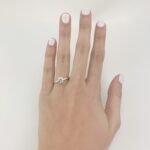 Anillo de Compromiso c/ Engaste de 4 Garras y Halo de Diamantes 0.05 Ct - Oro Blanco 18Kts - Image 2