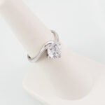 Anillo de Compromiso Solitario con Zircón "Round Cut" - Oro Blanco 18Kts