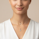 Dije (0.03 Ct) Inicial Mini c/ Diamantes Pave & Argolla (Bail) - Oro 14Kts