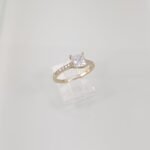 Anillo de Compromiso Cuadrado c/ Aro de Zircones - Oro Amarillo 14Kts