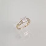 Anillo de compromiso c/ Zircon Central (Princess Cut) - Oro Amarillo 14Kts