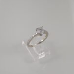 Anillo de Compromiso c/ Aro de Diamantes & Zircon Central - Oro Blanco 18Kts