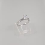 Anillo de Compromiso c/ Lineas de Diamantes & Zircon Central - Oro Blanco 18Kts
