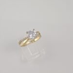 Anillo de Compromiso c/ Líneas Diagonales & Zircones - Oro Amarillo 18Kts