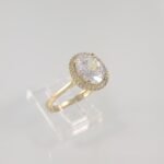 Anillo Compromiso Oval c/ Halo de Zircones - Oro Amarillo 14Kts