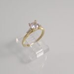 Anillo Compromiso c/ Zircon Central & Baguettes - Oro Amarillo 14Kts
