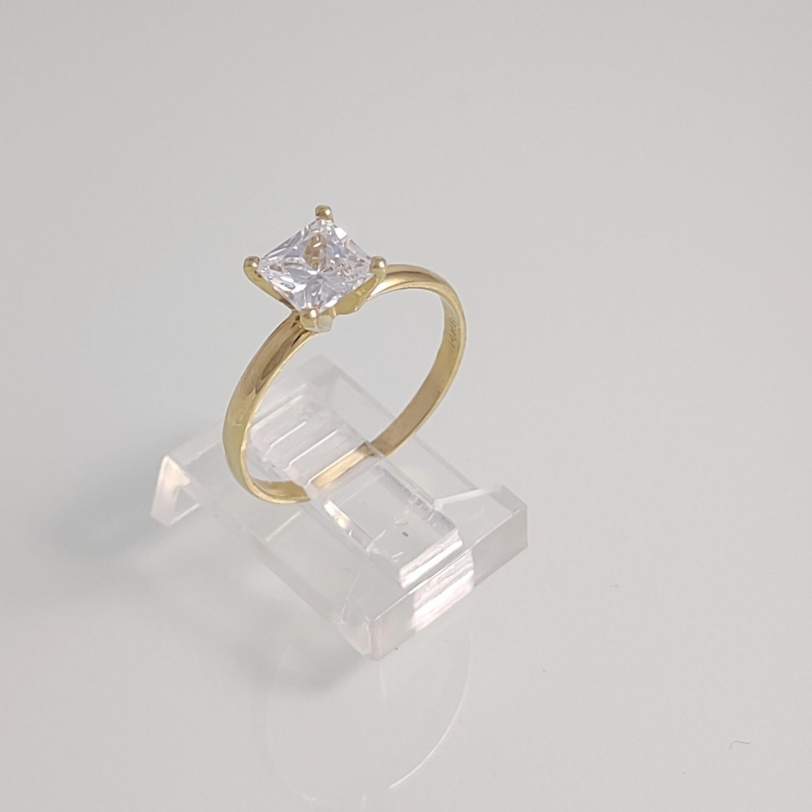 IMG_20211110_133251593-scaled-e1636573418574.jpg Anillo Compromiso c/ Zircon Princess Cut (6 x 6mm) - Oro Amarillo 14Kts - Image 1