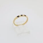 Anillo fino Popcorn c/ Placa Treboles Negros Esmaltados - Oro Amarillo 18Kts