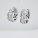 Huggies (19 mm) c/ Diamantes Pave Baguette - Oro Blanco 18Kts