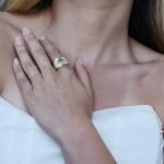 Anillo Ancho Trebol Central c/ Zircones Pave - Oro Amarillo 18Kts - Image 2