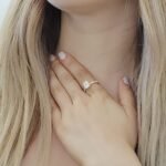 Anillo Compromiso c/ Diamante corte Esmeralda & Halo de Diamantes - Oro Amarillo 14Kts - Image 2