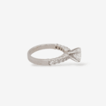 Anillo (1 Ct) Compromiso c/ Diamante c/ 4 Prongs & Aro de Diamantes Pave - Oro Blanco14Kts - Image 2