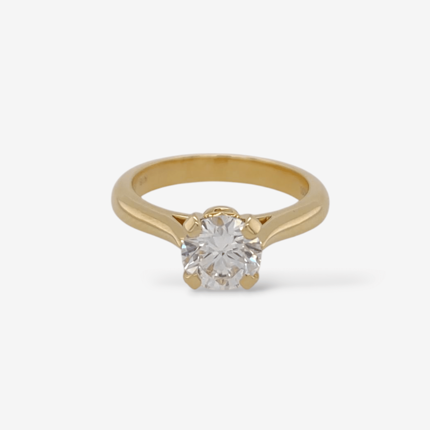 IMG_20250319_173524827-4.png Anillo (1 Ct) Compromiso c/ Diamante LG & 4 Prongs Estilo Catedral c/ Lineas Verticales - Oro Amarillo 18Kts - Image 1