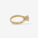 Anillo (1 Ct) Compromiso c/ Diamante LG & 4 Prongs Estilo Catedral c/ Lineas Verticales - Oro Amarillo 18Kts - Image 2