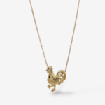 Cadena (45 cm) Fina Rolo Ajustable c/ Dije Gallo (16 x 20 mm) & 1 Diamante c/ Cierre Spring - Oro Amarillo 18Kts