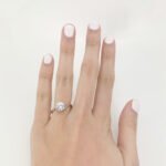 Anillo de Compromiso Solitario con Zircón "Round Cut" - Oro Blanco 18Kts - Image 2