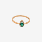 Anillo c/ Esmeralda Gota (0.22 Ct) c/ Halo Diamantes Pave (0.04 Ct) c/ Aro Fino - Oro Amarillo 14Kts