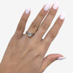 Anillo (1.05 Ct) Compromiso Oval Diamante Labgrown & Aro de Diamantes Pave Naturales (0.10 Ct) - Oro Blanco 14Kts - Image 2