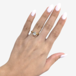 Anillo (1.08 Ct) Compromiso Oval Certificado c/ Halo de Diamantes & 4 Prongs (0.10 Ct) - Oro Amarillo 18Kts - Image 2