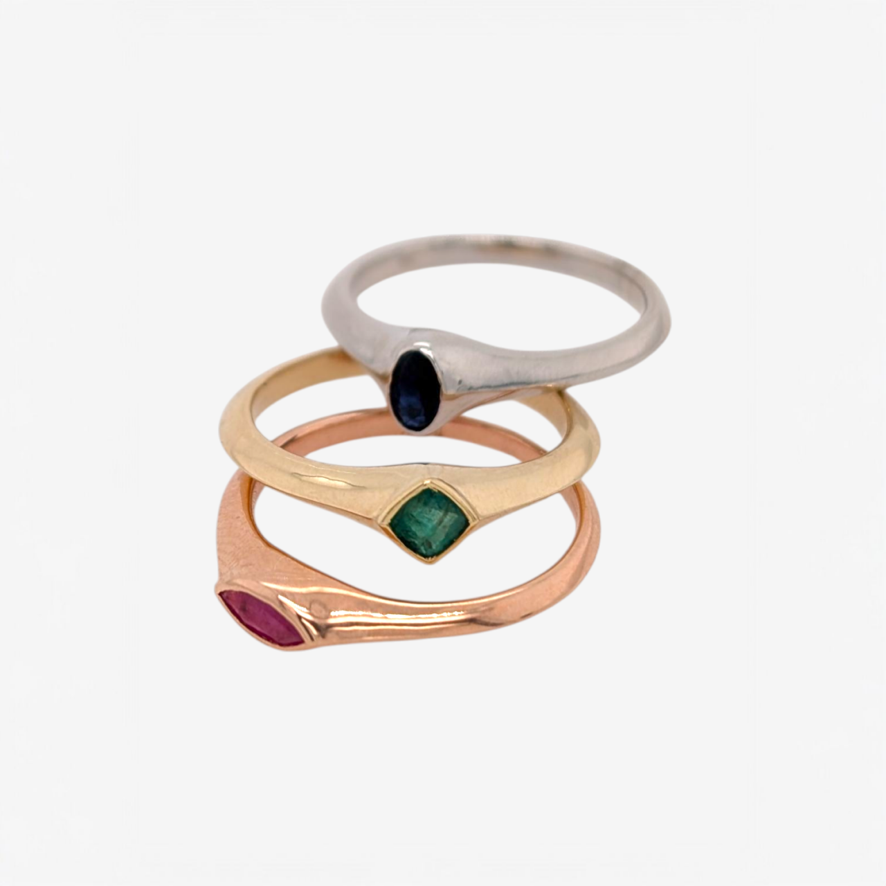 PXL_20260420_204643435-2.png Set Tres Anillos c/ Rubi Marquise (0.27 Ct) Zafiro Oval (0.30 Ct) Esmeralda Cuadrada (0.20 Ct) - Oro Tres Tonos 14Kts - Image 1
