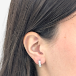 Zarcillos (13 mm) Huggies (3.5 mm) c/ Tres Diamantes Naturales (1 Ct) - Oro Blanco 14Kts - Image 2